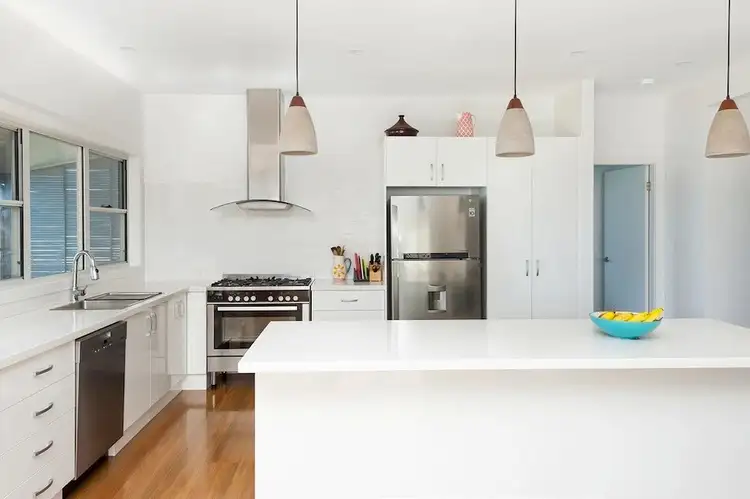 6 Seascape Close, Narrawallee NSW 2539