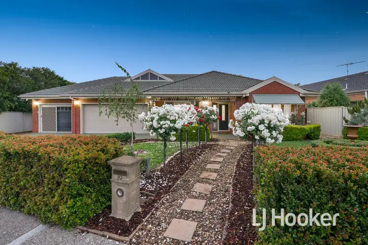19 Waterford Rise, Pakenham VIC 3810