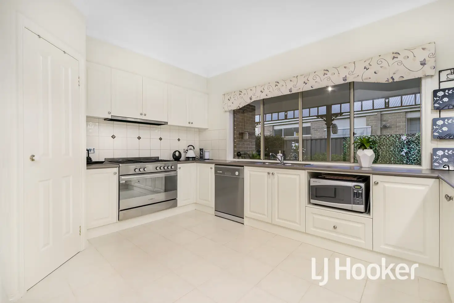 Main view of Homely house listing, 4 Lucerne Circuit, Pakenham VIC 3810