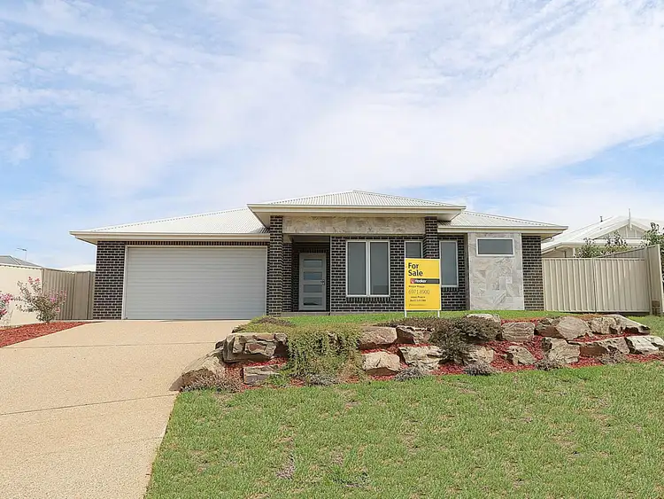 32 Ross Parkway, Gobbagombalin NSW 2650