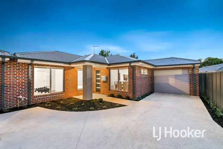 2/152 Duncan Drive, Pakenham VIC 3810