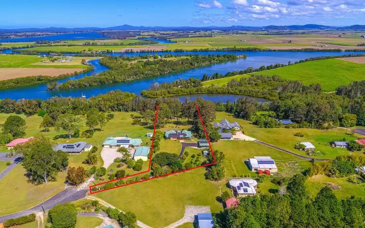 25 Waterview Crescent, Woombah NSW 2469