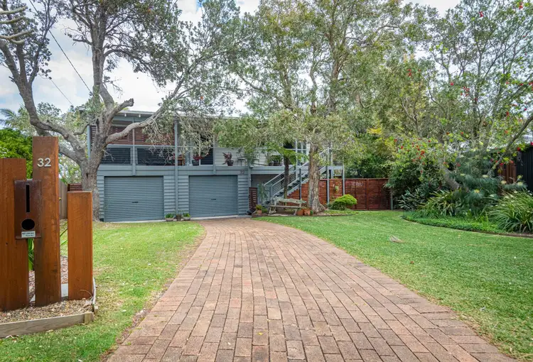 32 Dammerel Crescent, Emerald Beach NSW 2456