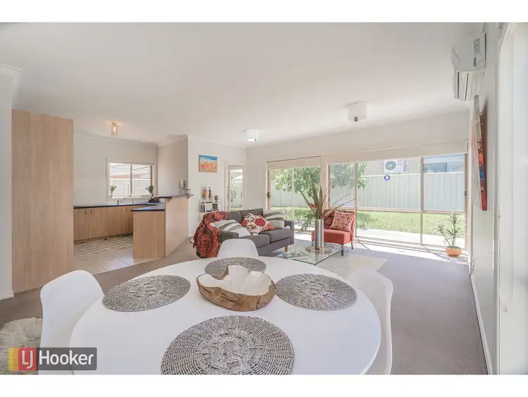 Seventh view of Homely house listing, 8 Tuscorora Green, Craigieburn VIC 3064