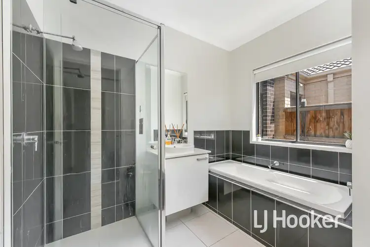 Sixth view of Homely house listing, 3 Copernicus Circuit, Cranbourne West VIC 3977