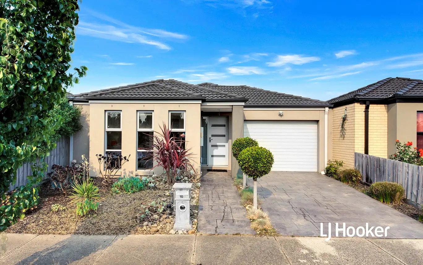 Main view of Homely house listing, 19 Sallys Run, Hampton Park VIC 3976