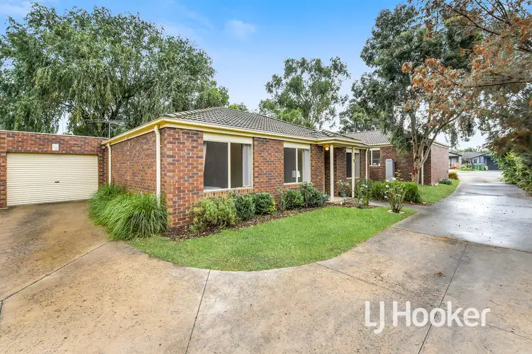 2/67 Wakenshaw Crescent, Pakenham VIC 3810