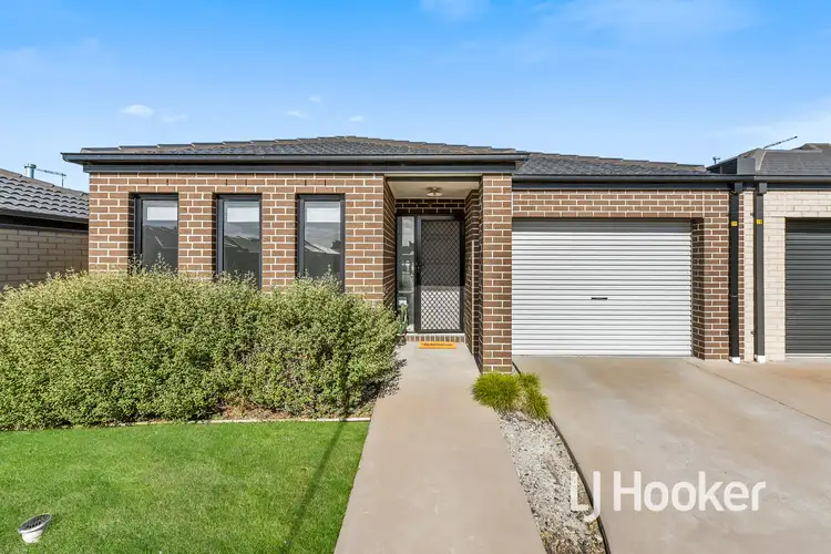 39 Renlik Circuit, Cranbourne North VIC 3977