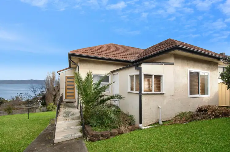 24 St Cloud Crescent, Lake Heights NSW 2502