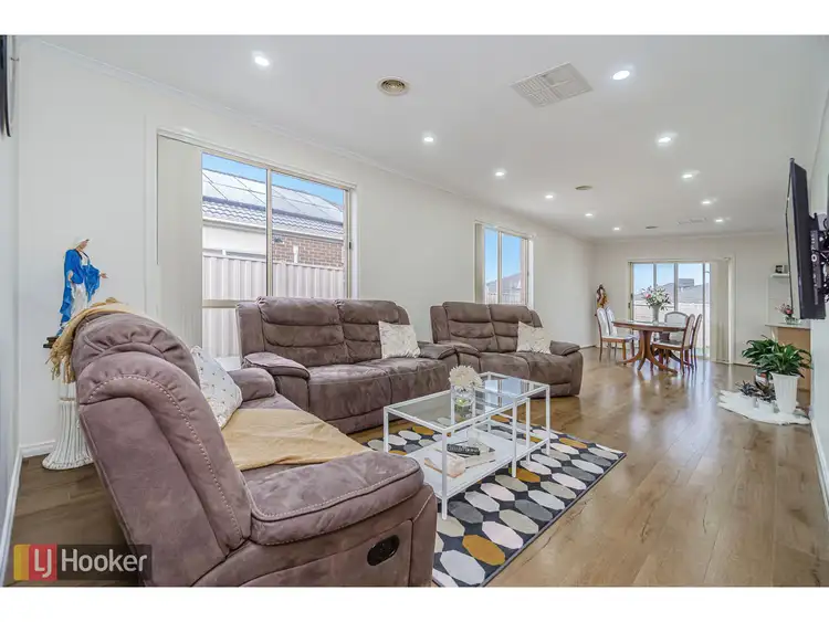 Fifth view of Homely house listing, 16 Discovery Close, Craigieburn VIC 3064