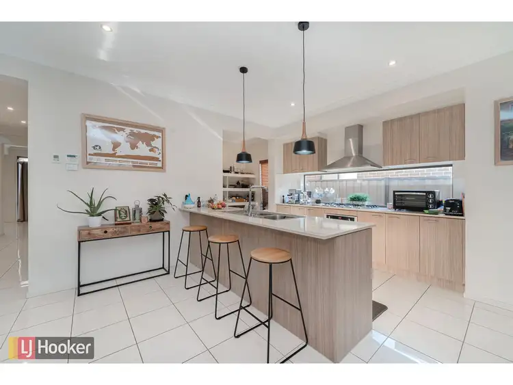 Fifth view of Homely house listing, 10 Scoria Circuit, Craigieburn VIC 3064