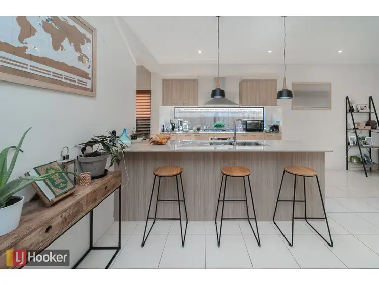 Sixth view of Homely house listing, 10 Scoria Circuit, Craigieburn VIC 3064