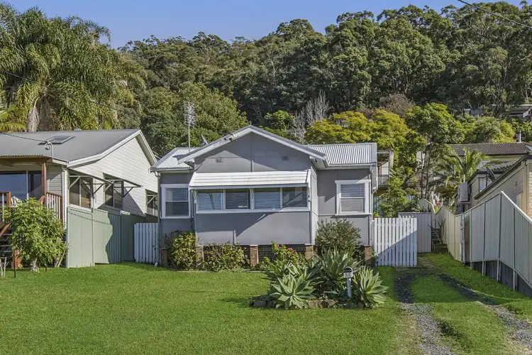 25 Nioka Avenue, Point Clare NSW 2250