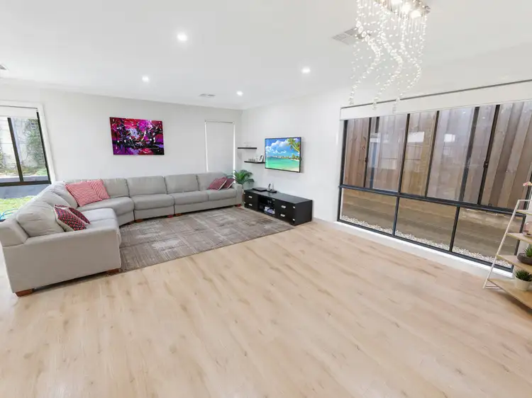 9 Feathertop Avenue, Minto NSW 2566