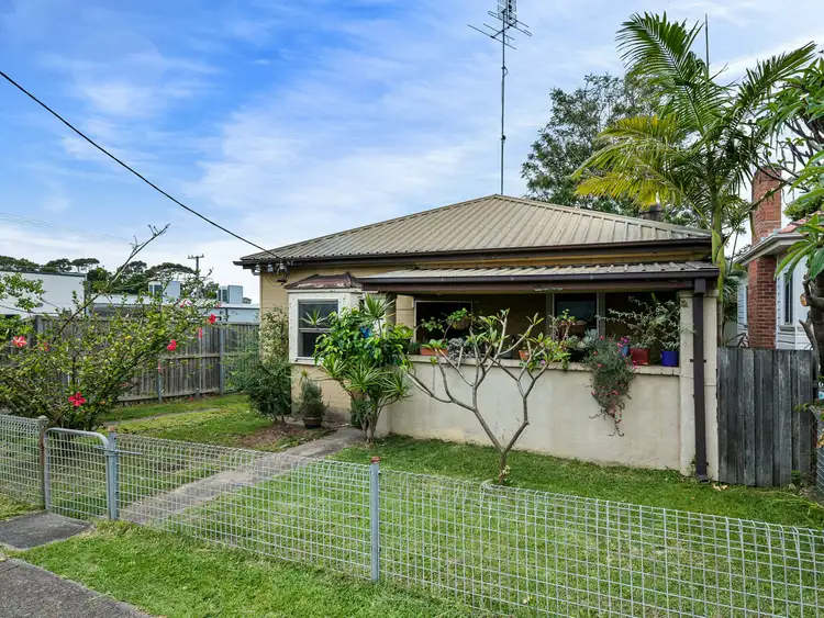 2 Evans Street, Belmont NSW 2280