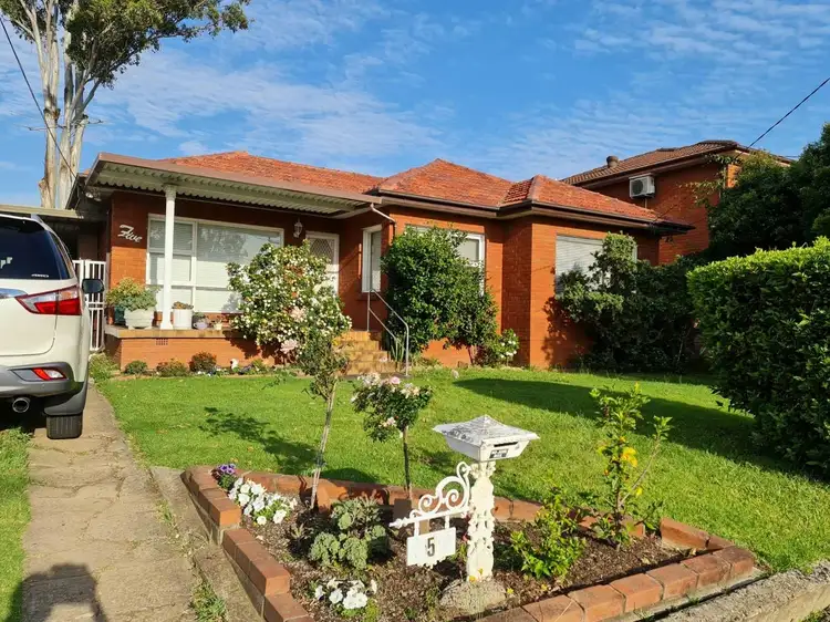 5 Deller Avenue