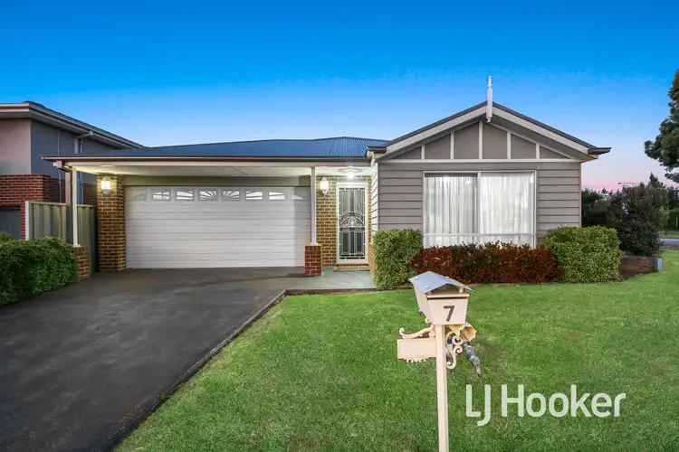 7 Samson Grove, Cranbourne East VIC 3977