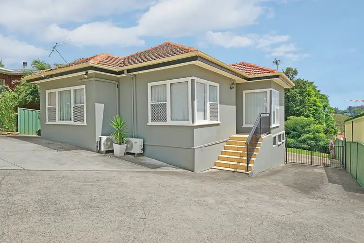 32 Hilltop Cres, Campbelltown NSW 2560