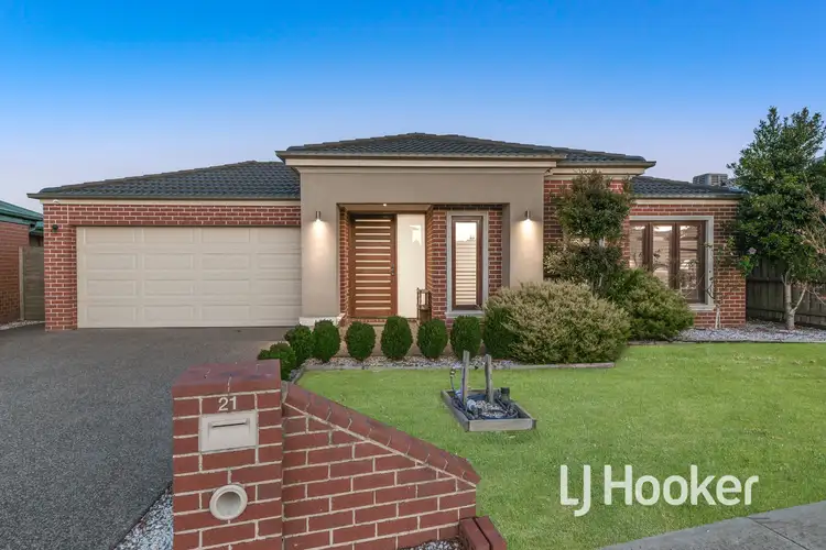 21 Faringdon Crescent, Cranbourne North VIC 3977