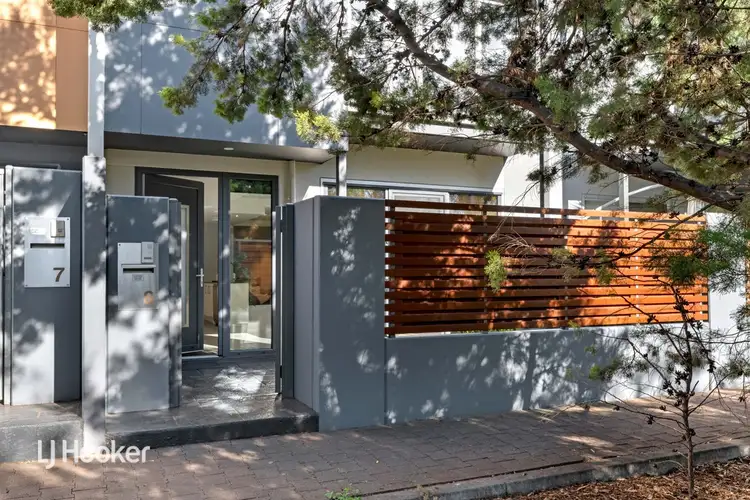 8/86A Charles Street