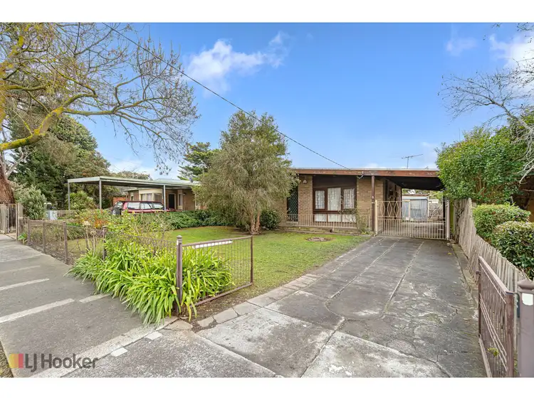 Second view of Homely house listing, 8 Wattleglen Street, Craigieburn VIC 3064