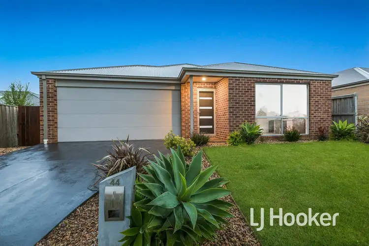 44 Wheelers Park Drive, Cranbourne North VIC 3977