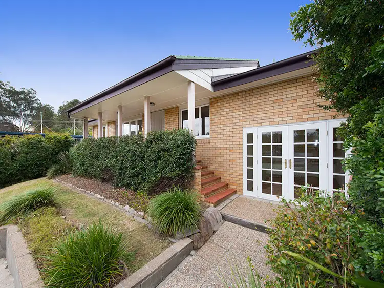 4 Mabb Street, Kenmore QLD 4069