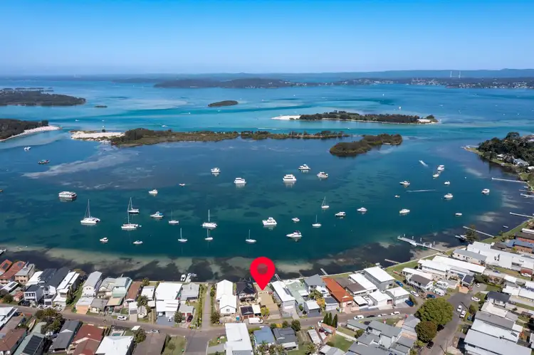 15 Marks Parade, Marks Point NSW 2280