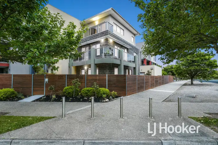 77 Lakeside Boulevard, Pakenham VIC 3810