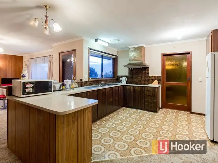 Fourth view of Homely house listing, 8 Viminalis Court, Endeavour Hills VIC 3802