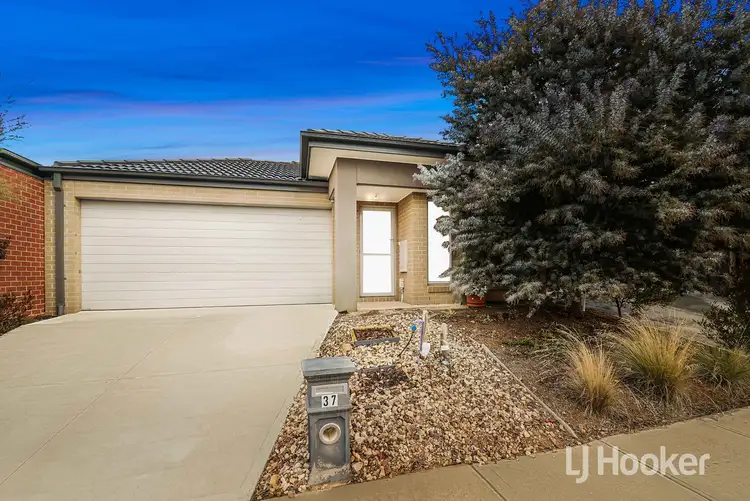 37 Toolern Waters Drive, Weir Views VIC 3338