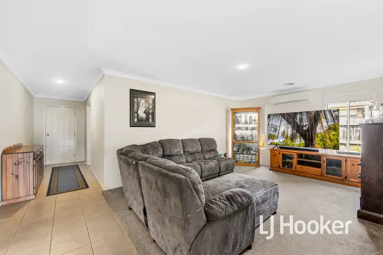 Fifth view of Homely house listing, 8 Kingsbarn Court, Cranbourne VIC 3977