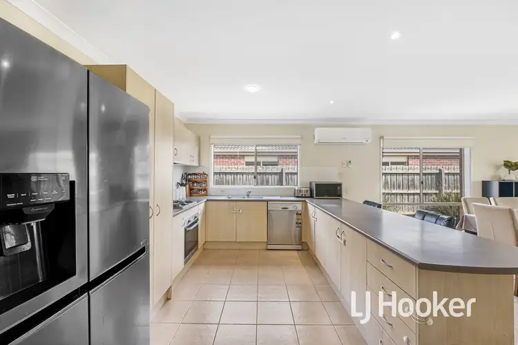 Sixth view of Homely house listing, 8 Kingsbarn Court, Cranbourne VIC 3977