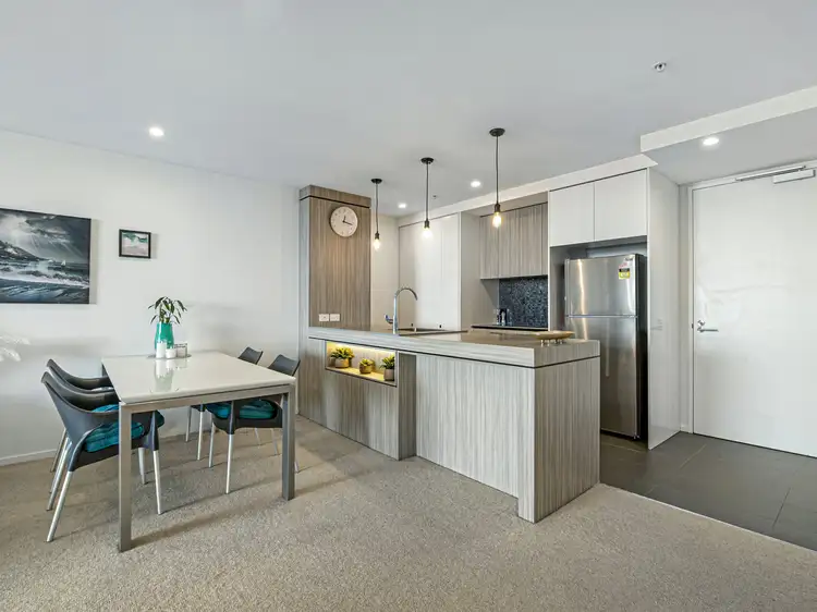 2/31 Queensland Avenue, Broadbeach QLD 4218