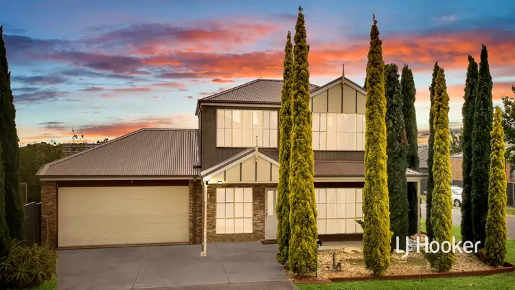 8 Lawrence Close, Pakenham VIC 3810