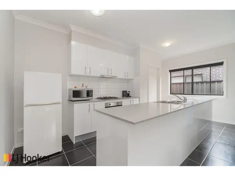 Sixth view of Homely house listing, 8 Fame Way, Craigieburn VIC 3064