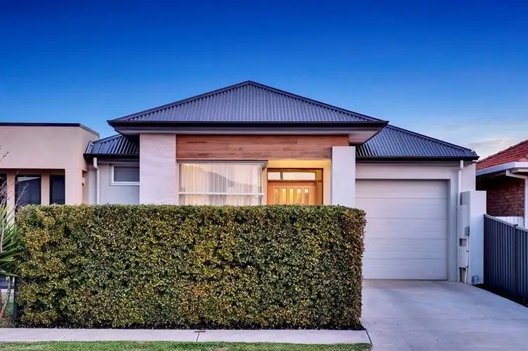 6 Minns Street West