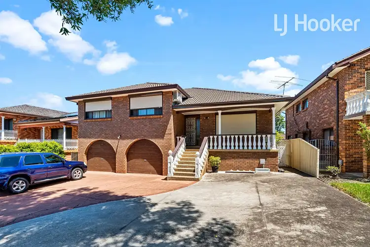 7 Drummoyne Cr, St Johns Park NSW 2176