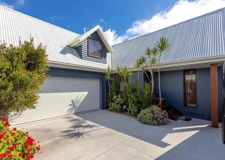 2/5 Flagtail Avenue, Old Bar NSW 2430