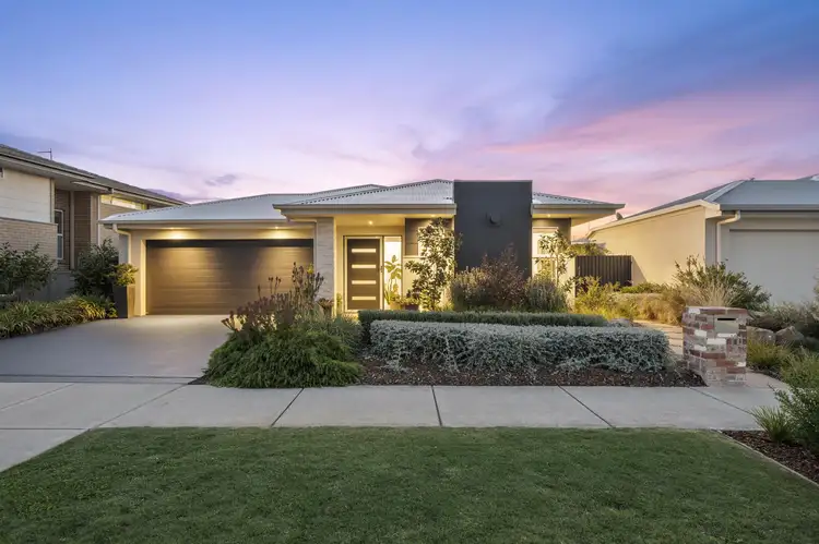 104 Langtree Crescent