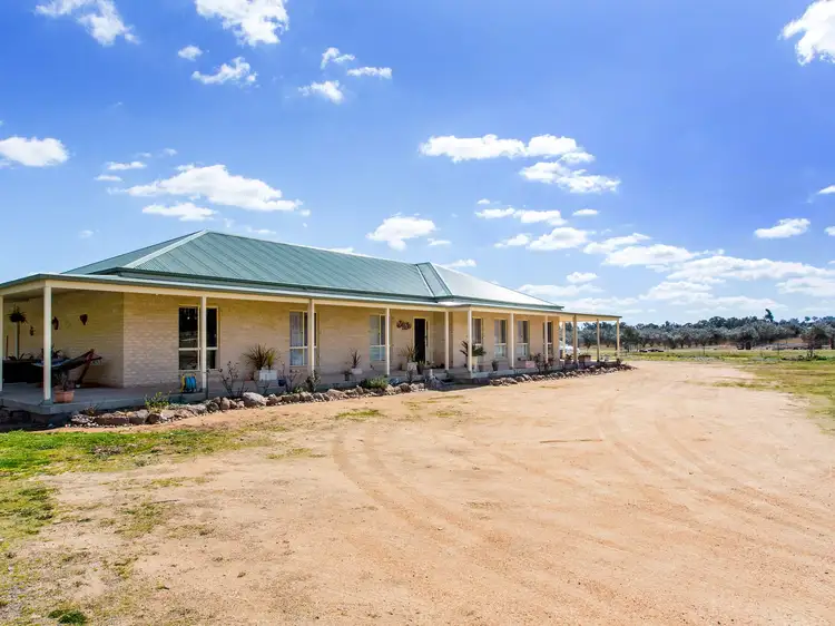 22 Vernon Drive, Cowra NSW 2794