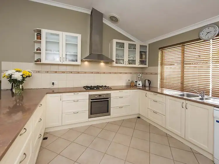 12 Seaton Court, South Guildford WA 6055