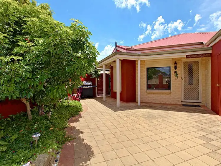 8 Coolbarro Lane, Redcliffe WA 6104