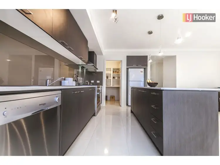 Sixth view of Homely house listing, 5 Montpellier Crescent, Craigieburn VIC 3064