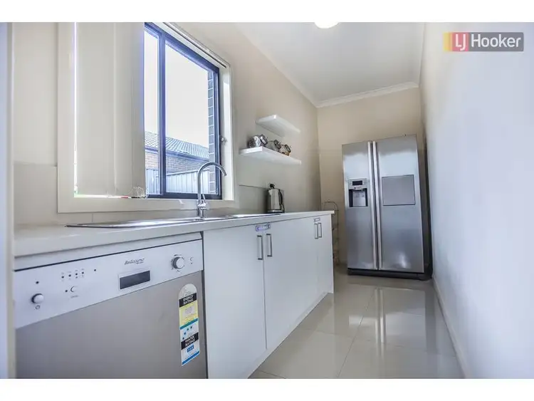 Fifth view of Homely house listing, 4 Silvergum Way, Craigieburn VIC 3064