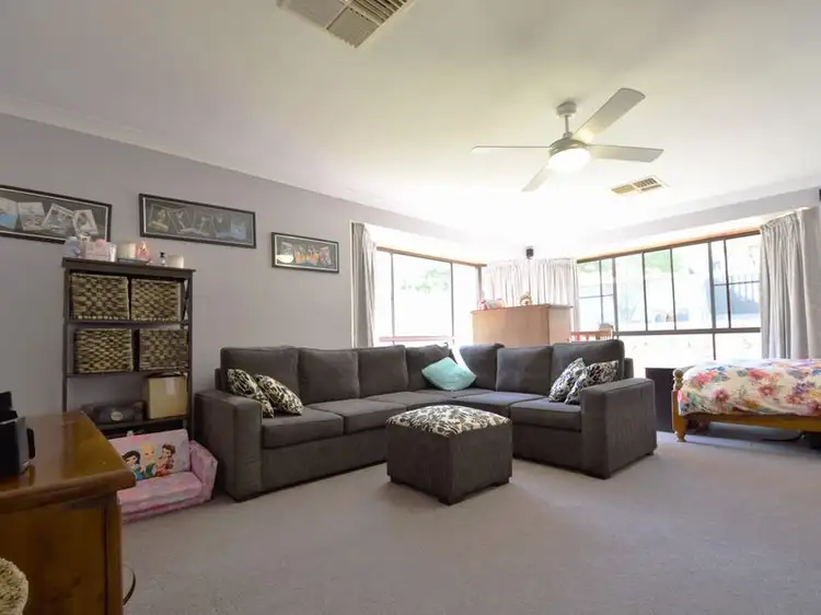 8 Pinewiew Circuit, Young NSW 2594