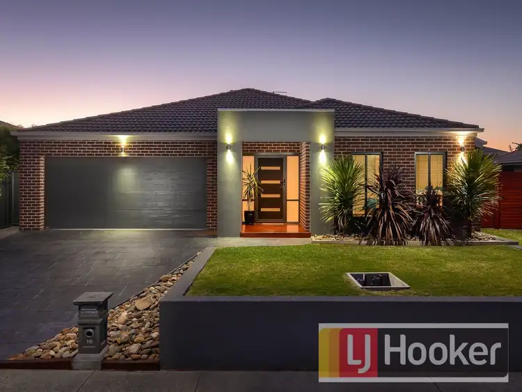 16 Perry Circuit, Cranbourne North VIC 3977