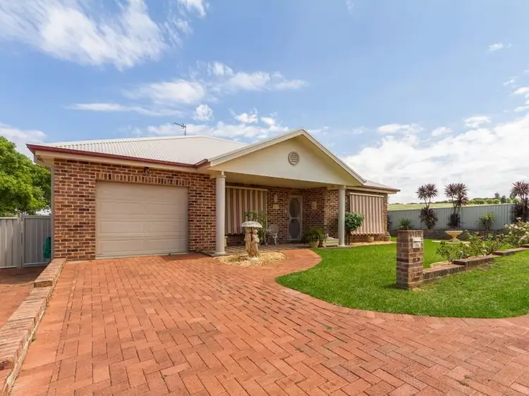 27a Acacia Circle, Cowra NSW 2794