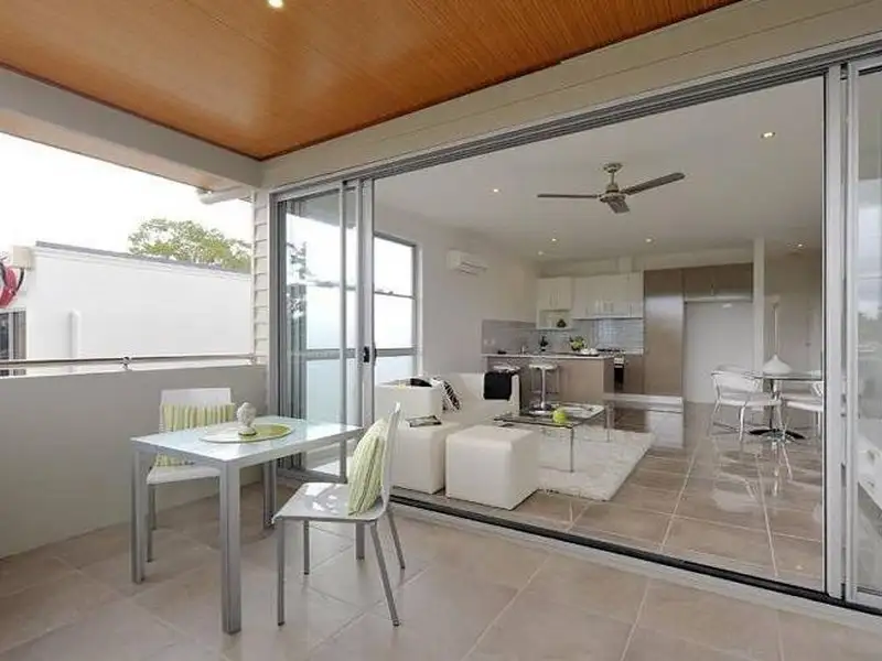 Main view of Homely unit listing, 2/4 Newman Avenue, Camp Hill QLD 4152