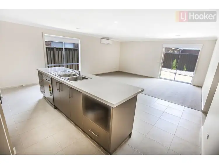 Seventh view of Homely house listing, 8 Ravenwoods Way, Craigieburn VIC 3064